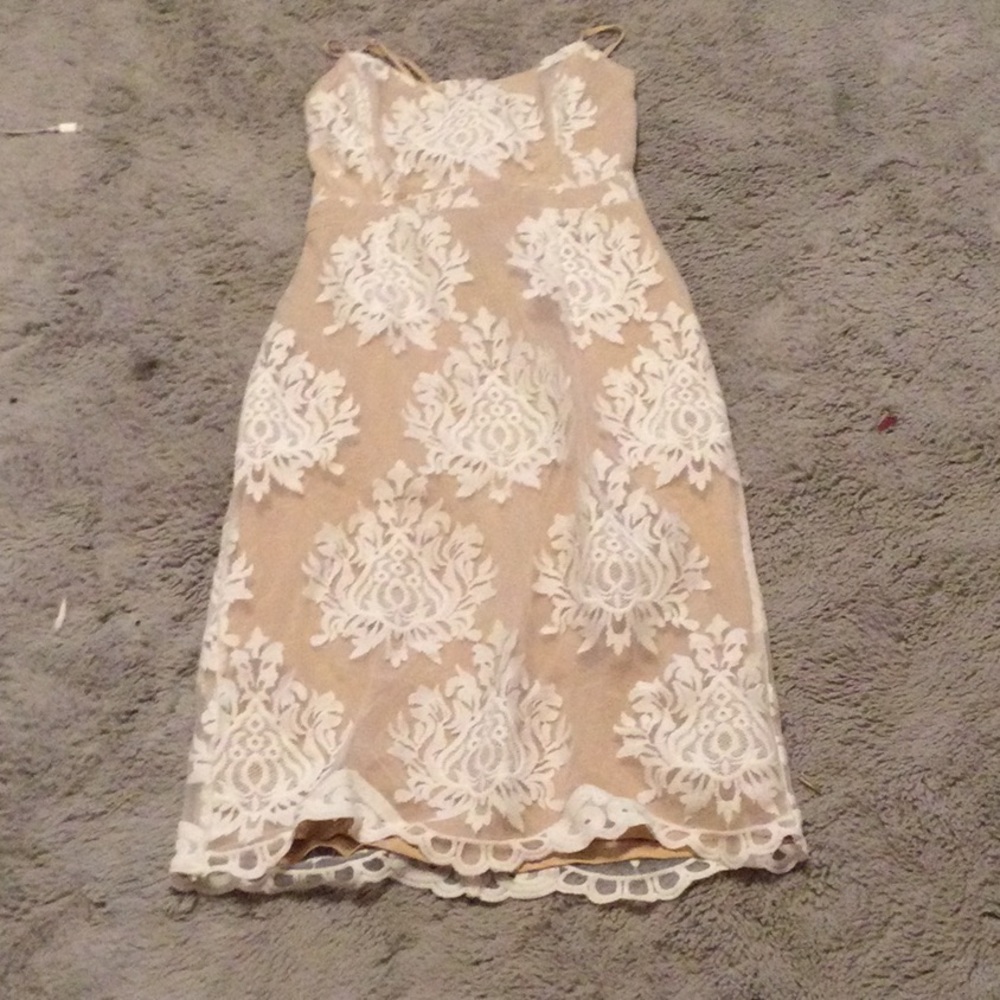 This dress is brand new tags off and it’s lovely it’s white and tan